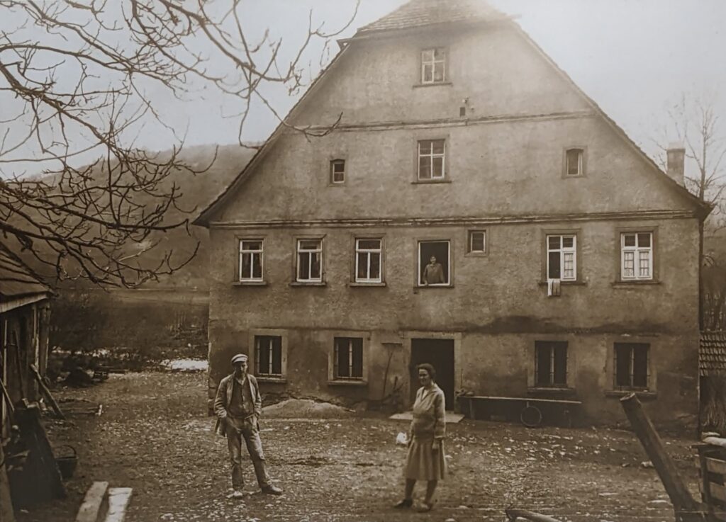 Jagstmühle - Die Mühle um 1930 mit Müller Wilhelm Nething und Schwestern.