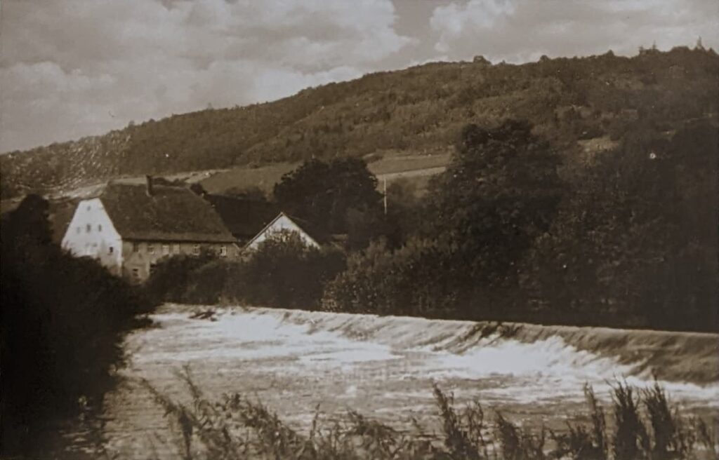 Jagstmühle - Mühle mit noch vollständigem, bis zum Brückchen reichen Wehr, ca. 1936.